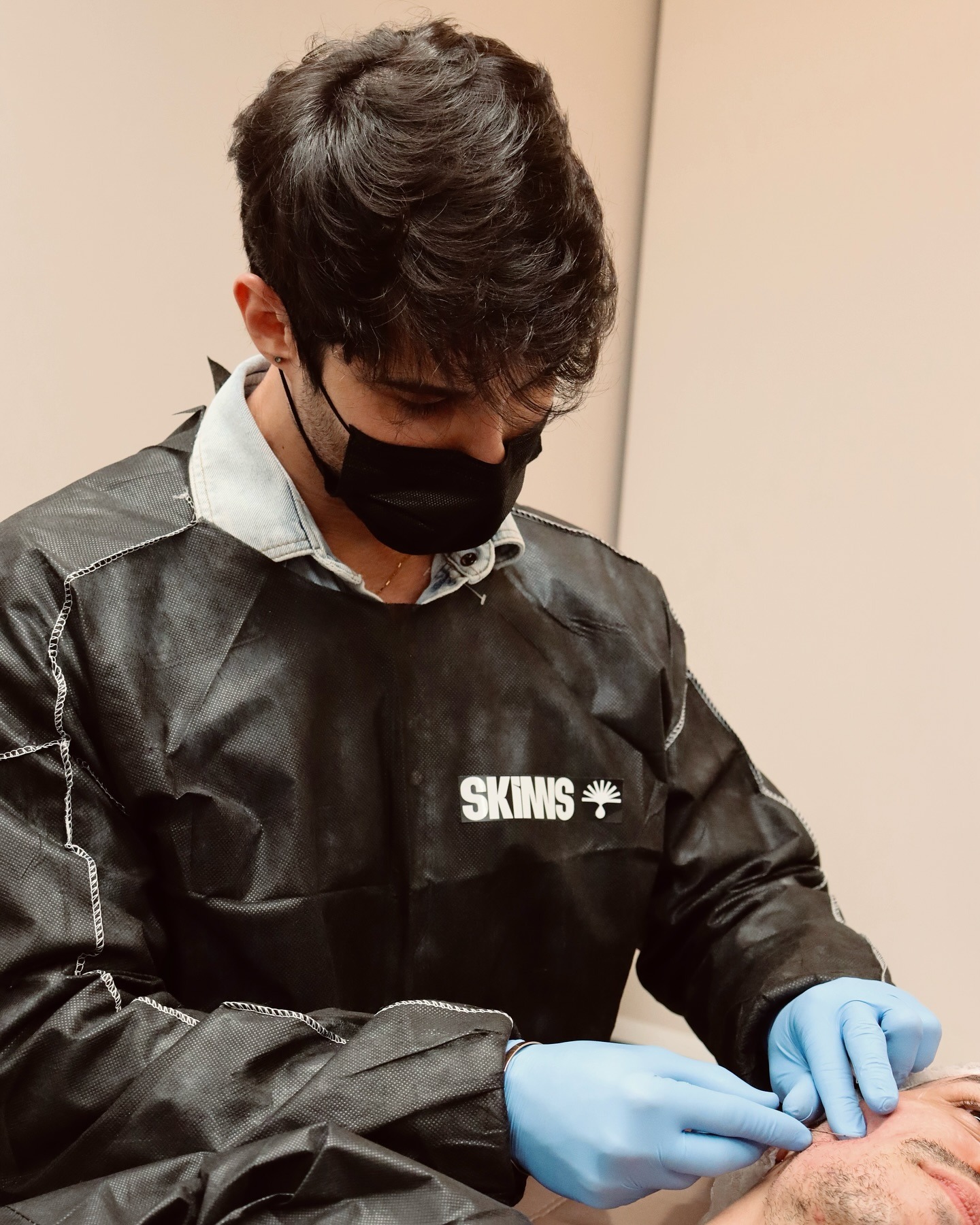 Aluno aplicando o Método SKIMS em paciente real durante a Imersão